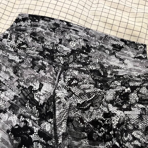 SOLD: lululemon Wunder Under High-Rise 7/8 Tight • Size 6 • Luxtreme - Picture 3 of 9